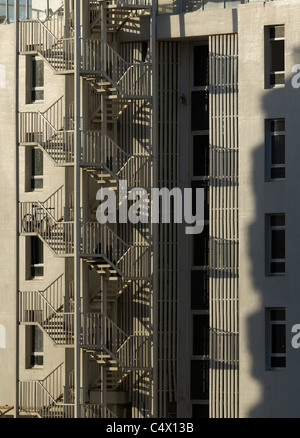 Architektonisches Detail ein 5-stöckiges Wohn Gebäude; montierten Treppe / Feuer zu entkommen. Stockfoto