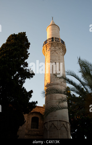 Das Minarett der Büyük Cami Moschee in der alten Stadt Larnaca, Zypern. Stockfoto