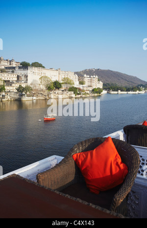 Ansicht des Stadtschlosses von Rooftop Restaurant des Lake Pichola Hotel, Udaipur, Rajasthan, Indien Stockfoto