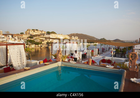 Pool auf der Dachterrasse Restaurant des Lake Pichola Hotel, Udaipur, Rajasthan, Indien Stockfoto