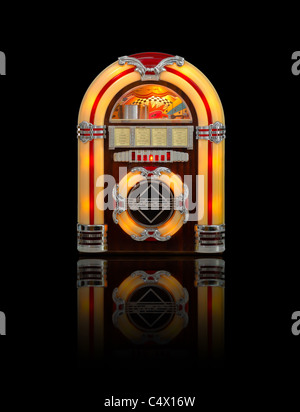 Retro-Jukebox Radio auf Reflexion auf schwarzem Hintergrund isoliert Stockfoto