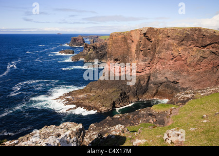 Blick auf Klippen auf zerklüftete Küste an Westküste am Kopf des Stanshi, Eshaness, Shetland Islands, Schottland, UK, Großbritannien. Stockfoto