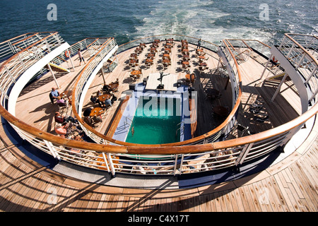 Pool und Lido Deck eines Kreuzfahrtschiffes im Sonnenschein Stockfoto