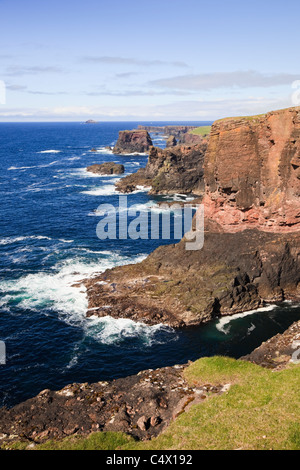 Blick auf Klippen auf zerklüftete Küste an Westküste am Kopf des Stanshi, Eshaness, Shetland Islands, Schottland, UK, Großbritannien. Stockfoto