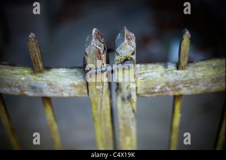 Holztor mit Church of St Peter s Wootten Wawen Warwickshire UK Stockfoto