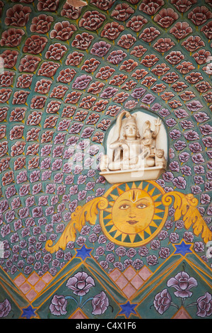 Detail am Rosenbogen in Pitam Niwas Chowk, Stadtschloss, Jaipur, Rajasthan, Indien Stockfoto