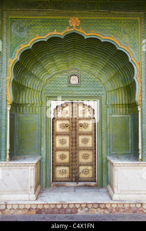 Grünes Tor in Pitam Niwas Chowk, Stadtschloss, Jaipur, Rajasthan, Indien Stockfoto