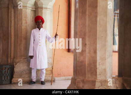 Palastwache in Diwam-i-Khas (Halle der privaten Publikum), Stadtschloss, Jaipur, Rajasthan, Indien Stockfoto