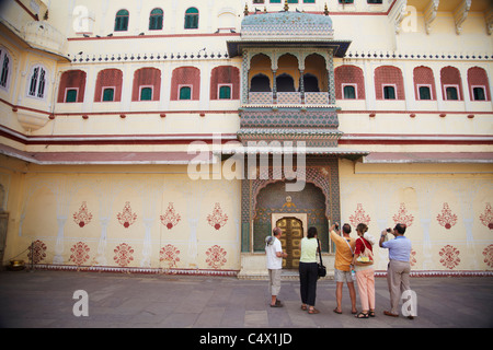 Touristen fotografieren im Stadtschloss, Jaipur, Rajasthan, Indien Stockfoto