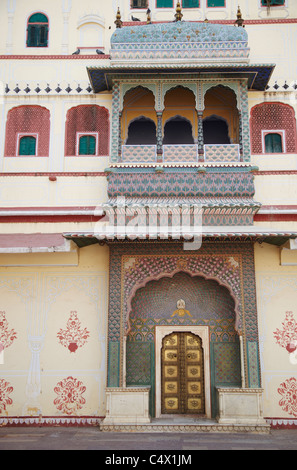 Rosenbogen in Pitam Niwas Chowk, Stadtschloss, Jaipur, Rajasthan, Indien Stockfoto