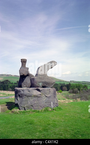 Zwei Stück liegende Figur No1 Skulptur von Henry Moore am Glenkiln Skulpturenpark, Dumfries and Galloway, Schottland Stockfoto