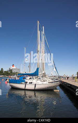 Yachten, Kopenhagen Marina mit dem Kreuzfahrtschiff Queen Elizabeth im Hintergrund, Dänemark Stockfoto