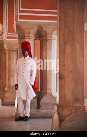 Palastwache in Diwam-i-Khas (Halle der privaten Publikum), Stadtschloss, Jaipur, Rajasthan, Indien Stockfoto