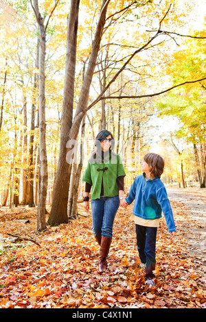 Mutter mit Sohn im Wald wandern Stockfoto