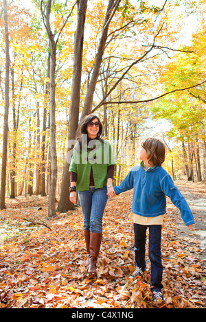 Mutter und Sohn zu Fuß durch Wald Stockfoto