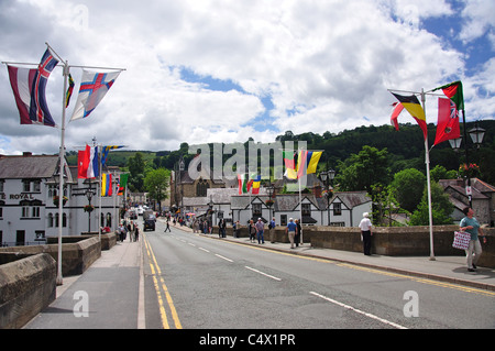 Stadtansicht von der Llangollen Bridge, Llangollen, Denbighshire (Sir Ddinbych), Wales (Cymru), Großbritannien Stockfoto