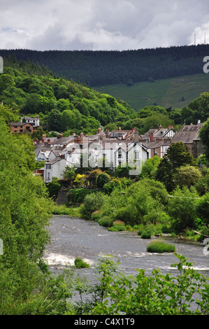 Häuser von Fluß Dee, Llangollen, Denbighshire (Sir Ddinbych), Wales, Vereinigtes Königreich Stockfoto