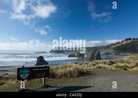 Oregon Beach Pacific coast großen Heuhaufen Felsen brechenden Wellen blauer Himmel Berge Hintergrund Meyers Creek Pistol River State Park malerische Panorama Stockfoto