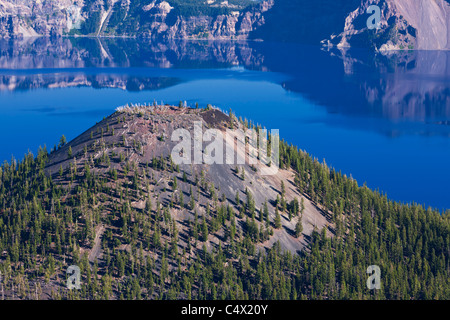 Wizard Island Schlackenkegel in Caldera von Crater Lake National Park USA Oregon grüne Bäume auf Kegel wand Calderarand Reflexion tief blauen Wasser Hintergrund Stockfoto