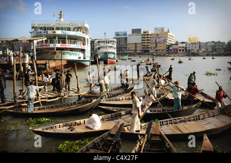 Eine Szene im Hafengebiet Sadarghat von Dhaka, Bangladesch Stockfoto