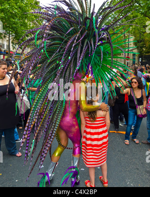 Paris, Frankreich, Gay Pride March, Parade, LGTB March, Teen Girl posiert mit Drag Queen in unverschämtem Kostüm auf der Straße, Kinder von hinten, bunt, Parade [WP] [Kaukasisch] [Kind] Stockfoto