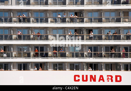 Passagiere Blick von ihrem Balkon Kabinen an Bord eines Kreuzfahrtschiffes MS Queen Elizabeth, Kopenhagen, Dänemark Stockfoto