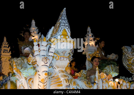 Thai-Frauen in bunten Kostümen sind Reiten auf einem Schwimmer bei der Loi Krathong Festival Parade in Chiang Mai, Thailand. Stockfoto