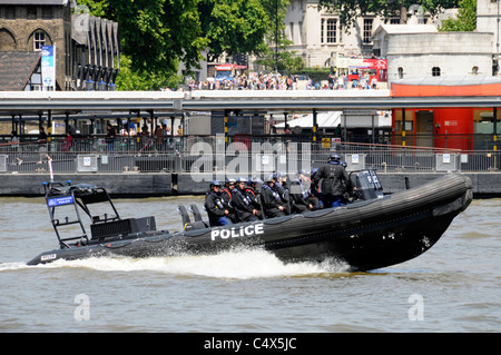 Metropolitan Police high speed Rigid Inflatable Boat und Polizei Team Tower Pier auf Themse vorbei Stockfoto