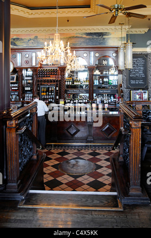Das Innere der Londoner Pub-Bar im Horniman vor dem Mittagsrausch in der Hays Galleria auf der Südseite der Themse Southwark England Stockfoto