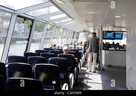 Innenraum Beifahrersitz Thames Clipper Fluss Bus Öffentliche Verkehrsmittel Boot Service für Pendler und Touristen Sightseeing auf der Themse London England Großbritannien Stockfoto