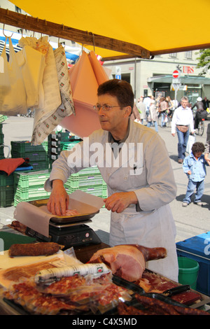 Metzger verkauft seine waren an den Samstagsmarkt am Bundesplatz. Stockfoto