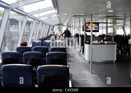 Innenraum Beifahrersitz Thames Clipper Fluss Bus Öffentliche Verkehrsmittel Boot Service für Pendler und Touristen Sightseeing auf der Themse London England Großbritannien Stockfoto