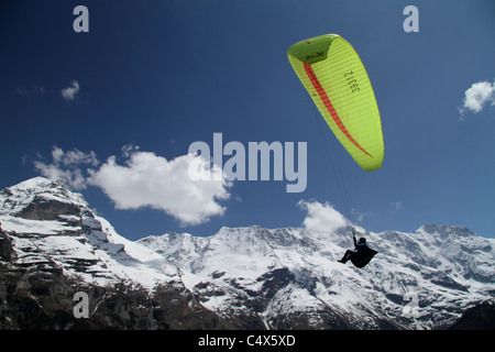 Gleitschirm in den Himmel über Gimmelwald, mit Jungfrau im Hintergrund Stockfoto