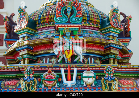 Farbenfrohe Skulpturen auf der Sri Srinivasa Perumal Tempel Singapur Stockfoto