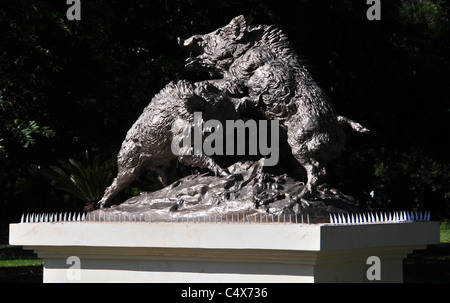 Bronze-Skulptur zwei kämpfende Wildschweine auf weißen Sockel, Avenida Libertador, Parque General San Martin, Mendoza, Argentinien Stockfoto