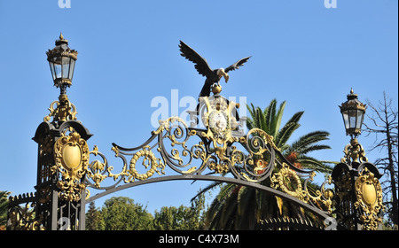 Blauer Himmel Nahaufnahme Condor und zwei dekorative Säule Laternen, Eingang Haupttor, Parque General San Martin, Mendoza, Argentinien Stockfoto