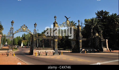 Dunkel blau Frontalansicht des Main-Eingang-Gateway, mit Laternen und gold Condor Parque General San Martin, Mendoza, Argentinien Stockfoto