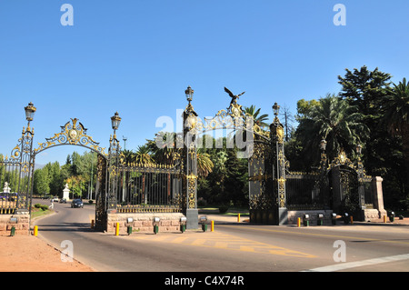 Blauer Himmel Frontalansicht des Main-Eingang-Gateway, mit Laternen und gold Condor Parque General San Martin, Mendoza, Argentinien Stockfoto