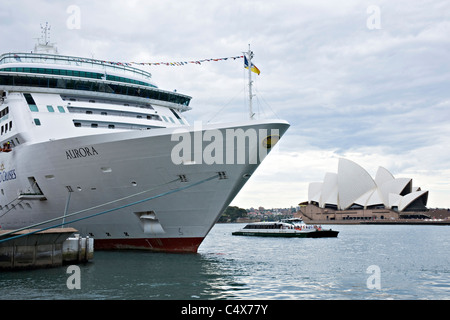 Der Bug des P & O Kreuzfahrt Schiff Aurora festgemacht an den überseeischen Passagierterminal überschattet die Sydney Opera House Australia Stockfoto