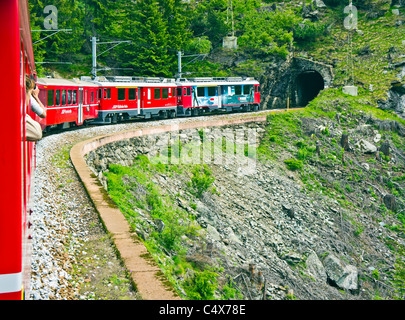 Rhatische Bahn Zug auf dem Weg nach St. Moritz in der Schweiz über Poschiavo Bernina Bahn unterwegs Stockfoto