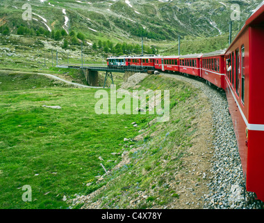 Rhatische Bahn Zug Abstieg nur nördlich des Passes auf dem Weg nach St. Moritz in der Schweiz auf die Berninabahn Stockfoto