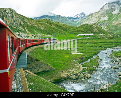 Rhatische Bahn Zug Abstieg nur nördlich des Passes auf dem Weg nach St. Moritz in der Schweiz auf die Berninabahn Stockfoto