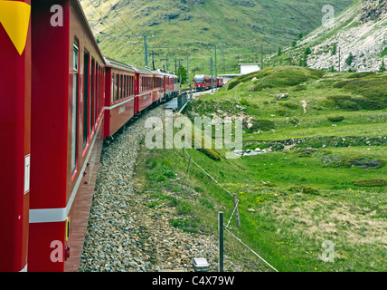 Rhatische Bahn Bahnhof nahenden Bernina Lagalp auf dem Weg nach St. Moritz in der Schweiz auf der Bernina Bahnstrecke Stockfoto