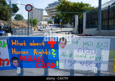 Am ersten Tag Gilads 6. Jahr in Gefangenschaft, Eltern Aviva und Noam Shalit Protest vor dem Büro des Premierministers. Stockfoto