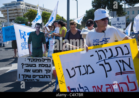 Am ersten Tag Gilads 6. Jahr in Gefangenschaft Eltern Aviva (C) und Noam Shalit (R) Protest in Jerusalem. Stockfoto