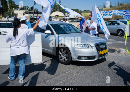 Am ersten Tag Gilads 6. Jahr in Gefangenschaft blockieren Demonstranten Minister Fahrzeuge außerhalb der PM Office. Stockfoto