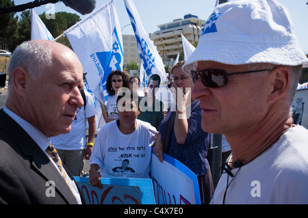 Am ersten Tag Gilads 6. Jahr in Gefangenschaft Minister Michael Eitan (L) Vater Adressen Noam Shalit (R). Stockfoto