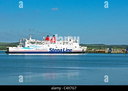Stena Line Auto und Personenfähre Stena Caledonia nähert sich der RoRo-terminal in Stranraer, Schottland Stockfoto