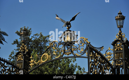 Blauen Himmel fliegen Condor und zwei dekorative Säule Laternen, Eingang Haupttor, Parque General San Martin, Mendoza, Argentinien Stockfoto