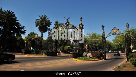 Dunkel blau Rückansicht des Main Eingang Tor, mit Laternen und gold Condor Parque General San Martin, Mendoza, Argentinien Stockfoto